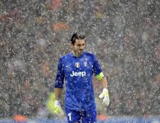 开云体育下载-欧冠淘汰赛封神夜！金玟哉镌刻亚洲铁闸的传奇篇章