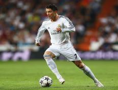 开云下载-跃马烈焰，塞恩斯绝杀领跑，法拉利战术碾压阿斯顿·马丁