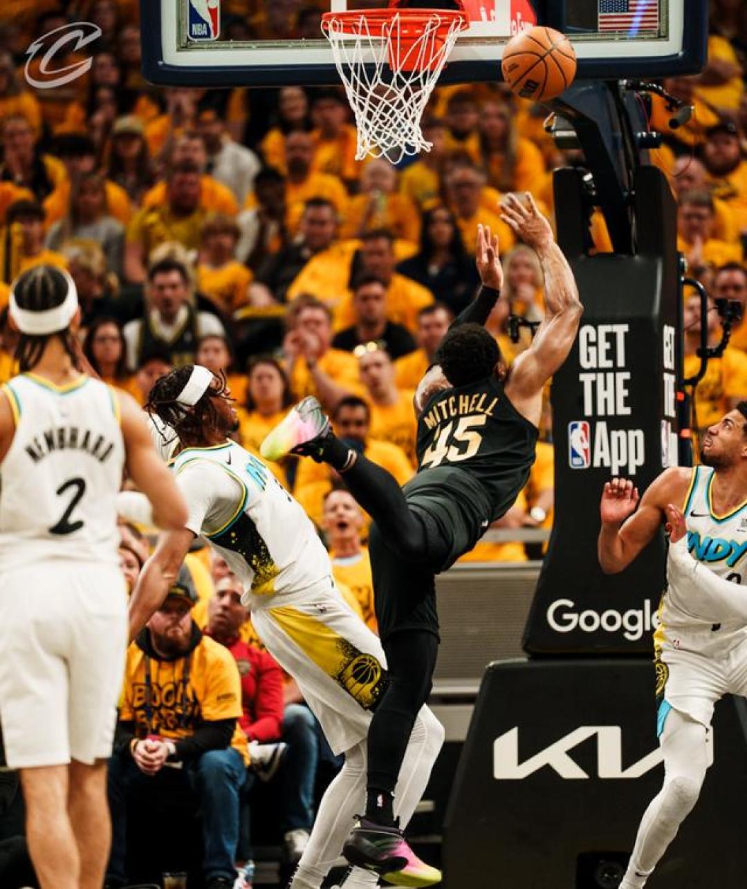 开云体育APP下载-爵士艰难击败雄鹿，米切尔得到全队最高27分