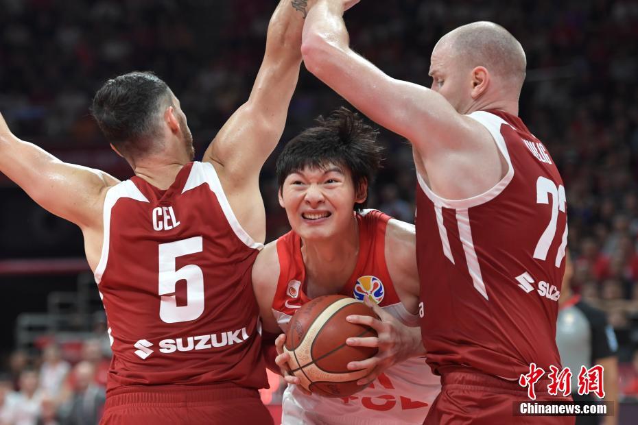 开云体育中国-波兰队鏖战瑞典队,林高远带队取胜