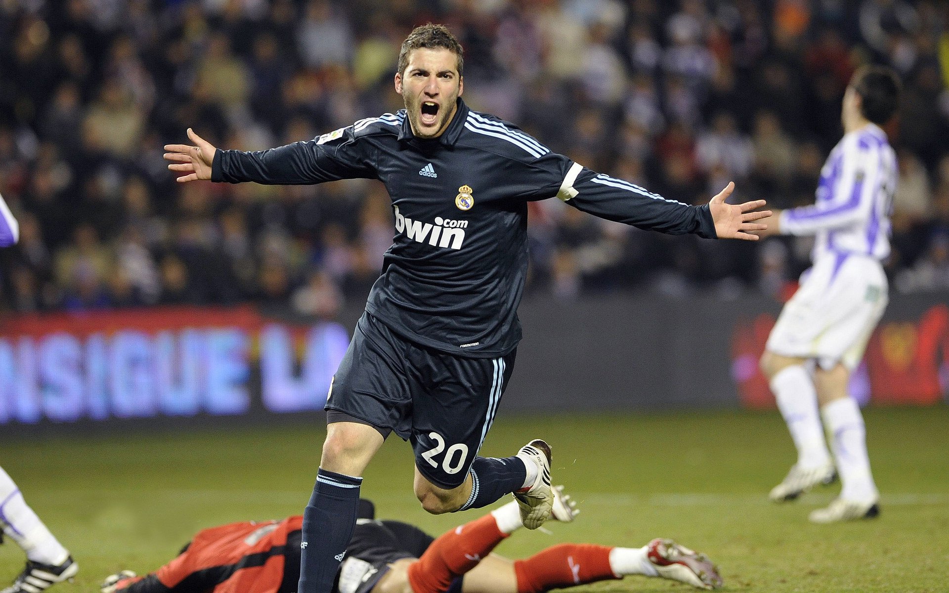 开云体育app-唯一经典，湖人惊天逆转！德罗赞冷血导演征服客场